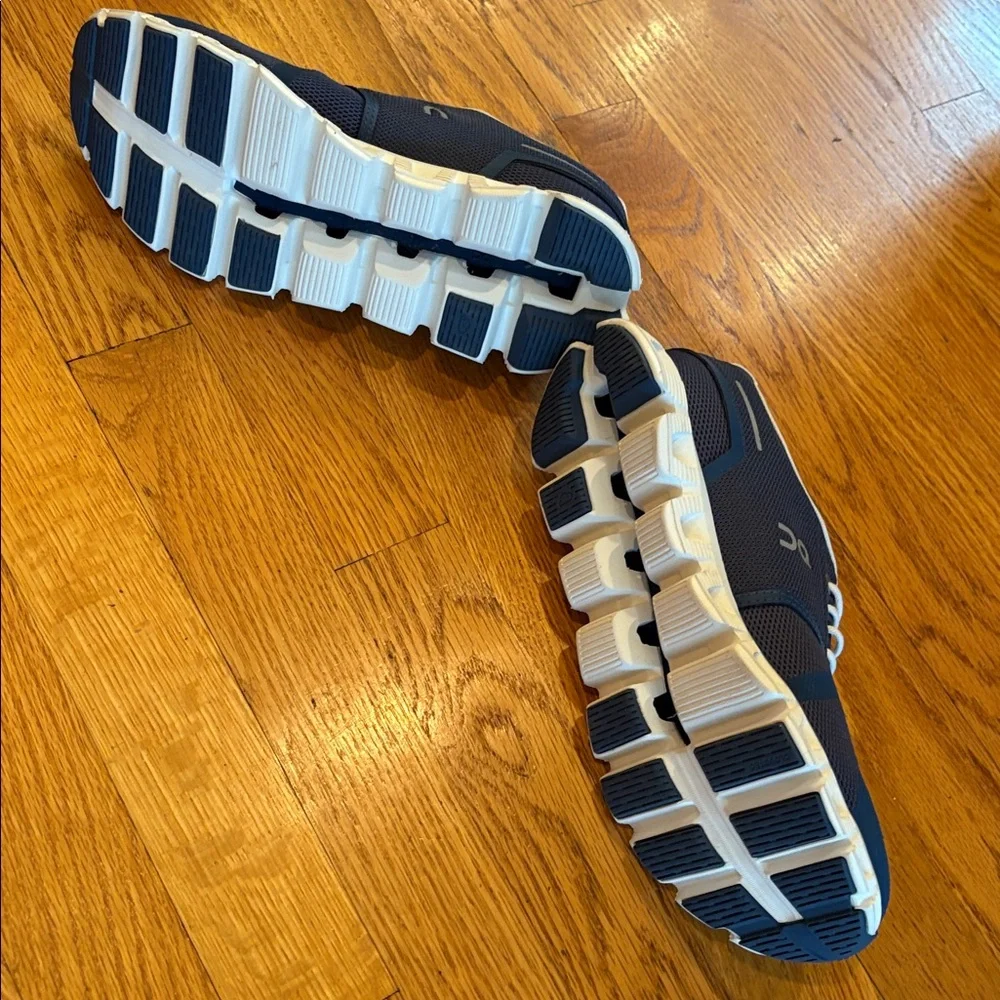Never worn size 8 OC- on Cloud Women’s Sneakers - Picture 2 of 3